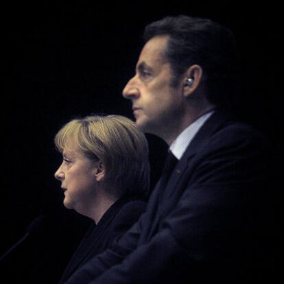 La canciller alemana, Angela Merkel, y el presidente francés, Nicolas Sarkozy, ayer durante una rueda de prensa conjunta.