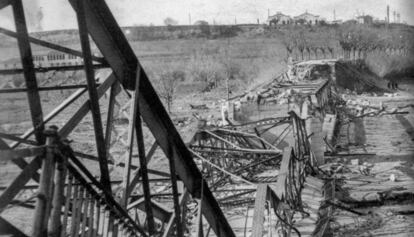 Contundent imatge del pont volat sobre el Noia a Martorell.