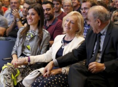 Nuria Cunillera, esposa de Xavi, y los padres de este, Maria Mercé y Joaquín.