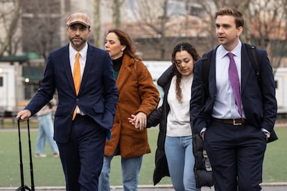 El abogado defensor, César de Castro, seguido de la esposa de García Luna, Cristina Pereyra, y su hija Luna, el pasado 15 de febrero.