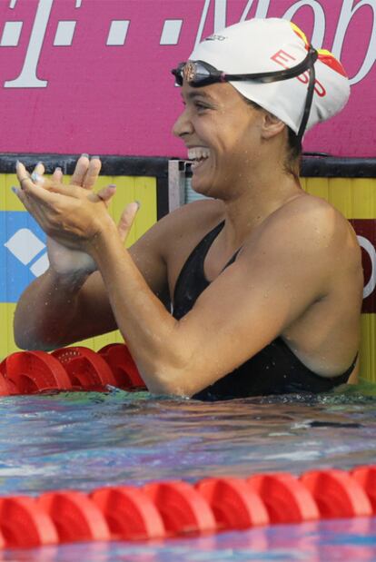 Mercedes Peris celebra su medalla de bronce en la prueba de 50 espalda.