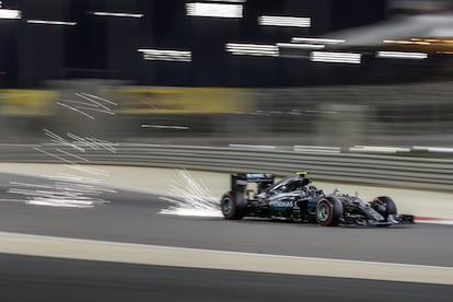 El alemán Nico Rosberg, del equipo Mercedes, durante la sesión de clasificación del GP de Baréin, en el circuito de Sakhir.