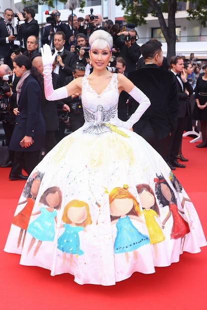 La 'podcaster' y exespía rusa Aliia Roza llamó la atención sobre la alfombra roja con un vestido pintado a mano. En su cuenta de Instagram explicó que representaba trabajos artísticos de mujeres de distintas nacionalidades y razas, "simbolizando el empoderamiento y la unidad".