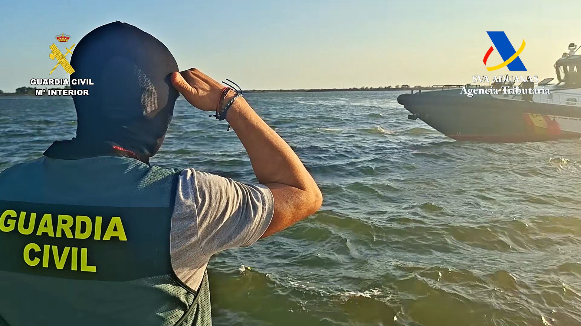 Detenidas diez personas tras disparar a la Guardia Civil durante la persecución de una narcolancha en la costa de Huelva