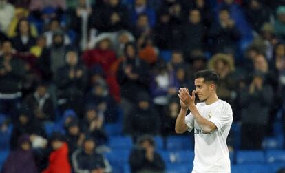 Lucas V&aacute;zquez aplaude a la afici&oacute;n al finalizar el Madrid-Villarreal.