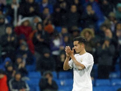 Lucas V&aacute;zquez aplaude a la afici&oacute;n al finalizar el Madrid-Villarreal.