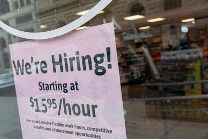 Un cartel de "Estamos contratando" en la ventana de una tienda en Washington el 2 de febrero de 2022.