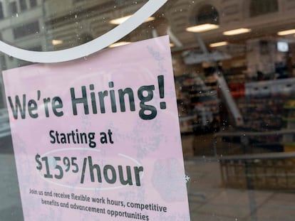 Un cartel de "Estamos contratando" en la ventana de una tienda en Washington el 2 de febrero de 2022.