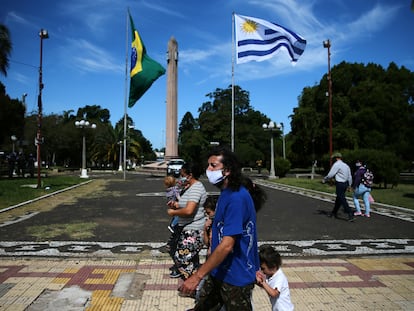 Pedestres na praça Internacional, área fronteiriça entre Santana do Livramento (Brasil) e Rivera (Uruguai), em 19 de março.