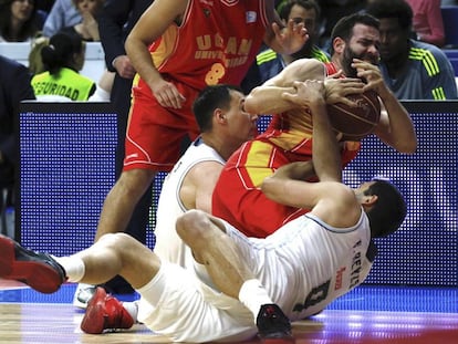 Maciulis, Cabezas y Felipe pugnan por el bal&oacute;n