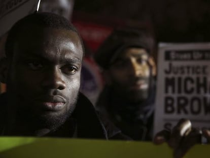 Manifestantes na embaixada de EUA em Londres.