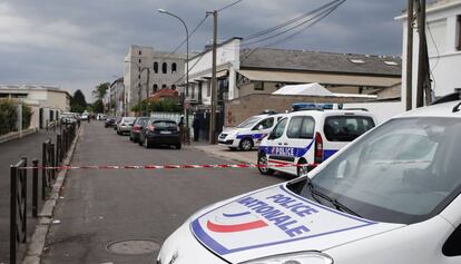 Coches de policía apacados en el limite del perímetro de seguridad establecido en la operación antiterrorista de Argenteuil.