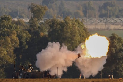 Una unidad de artillería israelí dispara cerca de la frontera entre Israel y Gaza, en el sur de Israel, este sábado.