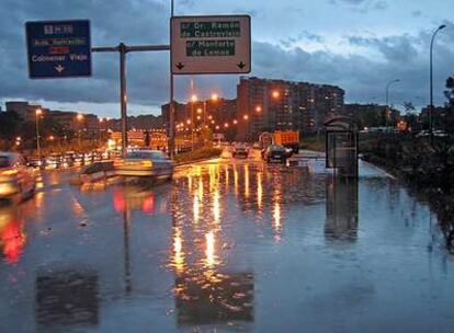 Salida a la M-30 desde la calle Nueva Zelanda inundada por las fuertes lluvias caídas este martes en Madrid.