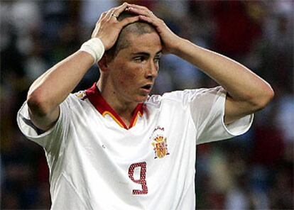 Fernando Torres se lamenta por una ocasión fallada.