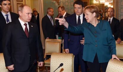 Angela Merkel y Vlad&iacute;mir Putin a su llegada a la cumbra euroasiatica el viernes en Mil&aacute;n. 