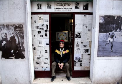 Silvio Parrello posa con fotos de archivo de Pasolini en su estudio en Monteverde (Roma).