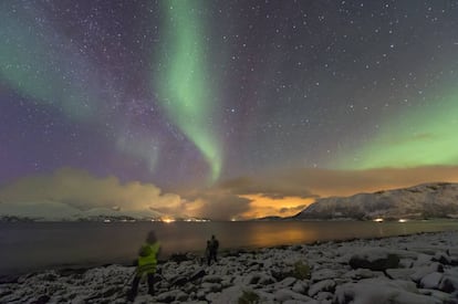 Las auroras polares son uno de los fenómenos naturales más asombrosos que existen y motivo suficiente para visitar las regiones más septentrionales en invierno. Las auroras (boreales o australes), con sus coloridas sábanas de luz que transforman las eternas noches invernales en lámparas de lava naturales. Se forman cuando las partículas solares, lanzadas por explosiones del Sol, son atraídas por el campo magnético de la Tierra hacia los polos Norte y Sur, y colisionan con los gases atmosféricos, lo que hace que se emitan fotones (partículas de luz). El resultado son brillantes capas de luz verde, roja, blanca, morada y azul. Con una latitud de 69° N, la población noruega de Alta es una base excelente para ver estas luces.