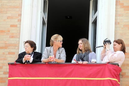 La familia Banderas-Griffith lleva años siendo una habitual de los balcones de la ciudad, desde los que observa las procesiones de Semana Santa. Aquí, Melanie Griffith con su hija y la madre de Antonio Banderas en 2010.