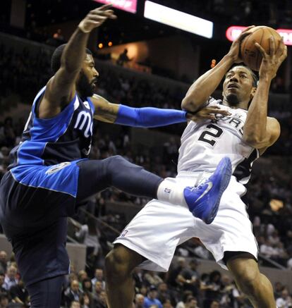 O. J. Mayo comete falta sobre Kawhi Leonard, de los Spurs.