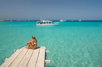 Ses Illetes forma parte del 'top' playero mundial. Por su arena finísima y su gradación de aguas azules merced a la labor de filtraje de la posidonia; también por la protección que ejerce el parque natural de las Salinas de Ibiza y <a href="https://elviajero.elpais.com/elviajero/2018/06/21/actualidad/1529580906_449405.html" target="">Formentera.</a> El cara a cara entre los bañistas delante de las dunas y la línea de yates anclados sobre aguas cálidas está representada con una belleza inaudita. A todo ello se suman algunos de los restaurantes playeros más deseados de Algeciras a Estambul. A Ses Illetes, llamada así por los islotes que la escoltan, se puede llegar caminando dos kilómetros desde el puerto de La Savina, o bien tomando la barca 'Bahía'.