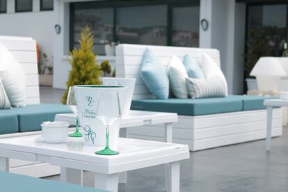 La terraza de D&C Beach Club es un oasis de paz perfecto para desconectar de la realidad.