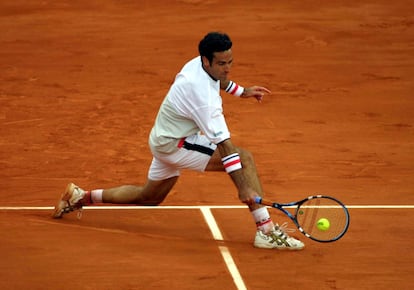 Corretja, durante el duelo con Federer de 2001 en Roland Garros.