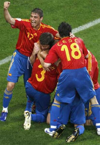 Joaquín, con el puño en alto, festeja un gol de Torres a Túnez.