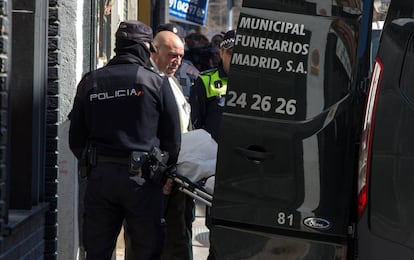 Levantamiento del cadáver de la mujer asesinada ayer en Vicálvaro.