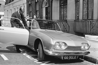 El príncipe Felipe de Edimburgo estrena su Reliant Scimitar en 1966. 