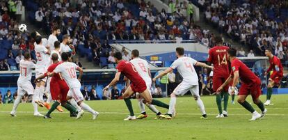 Ronaldo marca el tercer gol de Portugal ante España.