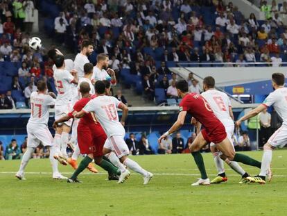 Ronaldo marca el tercer gol de Portugal ante España.