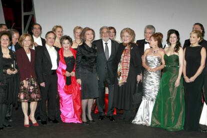 Plácido Domingo, anoche en el Teatro Real, con la Reina Sofía a su derecha, acompañado, entre otros,  por intérpretes del programa y la vicepresidenta del Gobierno Elena Salgado.