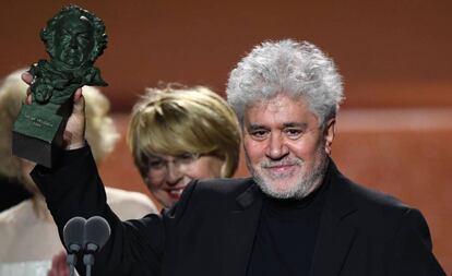 Pedro Almodóvar recoge uno de los premios Goya que ganó el pasado sábado en Málaga. 