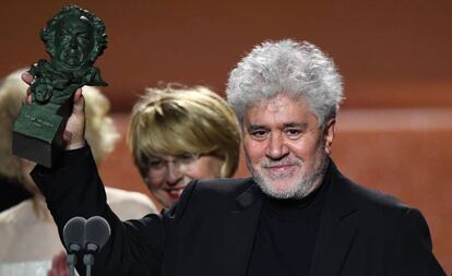 Pedro Almodóvar recoge uno de los premios Goya que ganó el pasado sábado en Málaga.