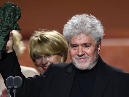 Pedro Almodóvar recoge uno de los premios Goya que ganó el pasado sábado en Málaga. 