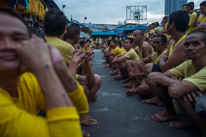 Reclusos son reunidos en el patio de la cárcel mientras el personal de la Oficina de Administración Penitenciaria y Penología registra las instalaciones de la Cárcel de la Ciudad de Manila en busca de drogas y otros elementos ilegales el 30 de noviembre de 2018 en Manila (Filipinas).