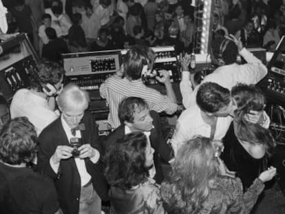 Andy Warhol, Steve Rubell, Calvin Klein y Brooke Shields (besándose), en el Studio 54.