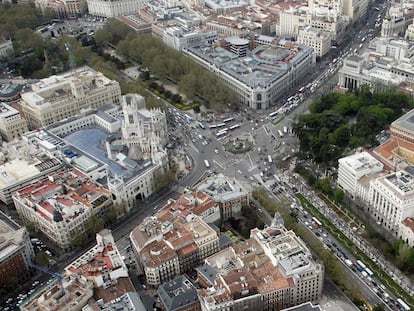 Vista aérea del Ayuntamiento de Madrid y de la plaza de Cibeles.