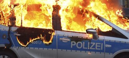 Un vehículo policial arde ante la nueva sede del Banco Central Europeo (BCE) en Fráncfort (Alemania) hoy