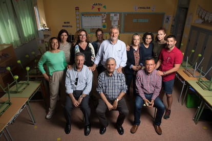 Foto de familia de antiguos y actuales docentes del colegio público Escultor Alberto Sanchez, de Toledo. Delante, sentados, desde la izquierda, los jubilados: Manuel Aguado, Fernando Moreno y Pedro Guijarro. De pie, desde la izquierda, Carolina Fernández, Alicia Tenorio, Lourdes García Pulido, Mónica López del Salado, Francisco José García Galán, Gloria Ramiro, Mercedes Bermejo, Juana María Novillo y Diego Miguel Martín.