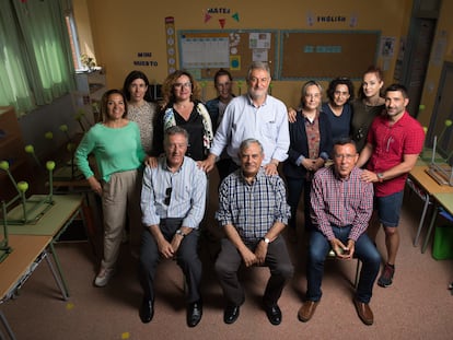 Foto de familia de antiguos y actuales docentes del colegio público Escultor Alberto Sanchez, de Toledo. Delante, sentados, desde la izquierda, los jubilados: Manuel Aguado, Fernando Moreno y Pedro Guijarro. De pie, desde la izquierda, Carolina Fernández, Alicia Tenorio, Lourdes García Pulido, Mónica López del Salado, Francisco José García Galán, Gloria Ramiro, Mercedes Bermejo, Juana María Novillo y Diego Miguel Martín.