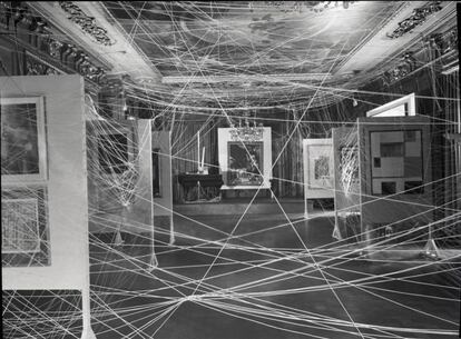 Vista de la exposición 'First Papers of Surrealism' (1942), en el Philadelphia Museum of Art.