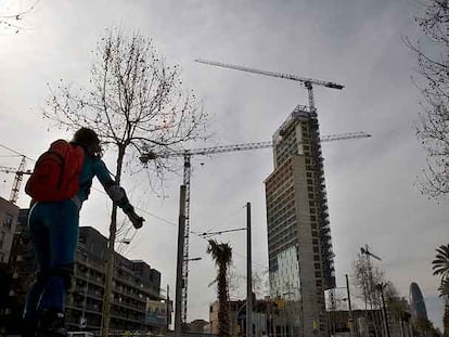 El hotel Habitat Sky, del arquitecto Dominique Perrault, en construcción en Barcelona.