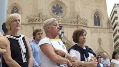 Minuto de silencio en el Ayuntamiento de Castellón tras el asesinato de Nerea y Martina.