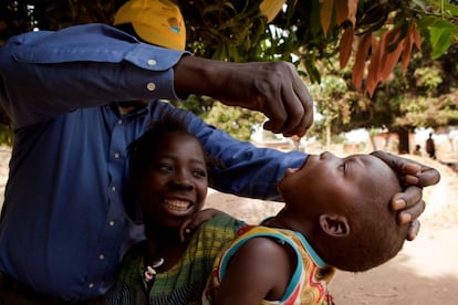 En Chad, donde fue tomada la imagen en 2011, uno de cada cinco niños no sobrevive a su quinto cumpleaños. Además de programas contra la malnutrición y la pobreza, Unicef impulsa campañas de evacuación. En la fotografía, un sanitario suministra unas gotas de vacuna a un niño.