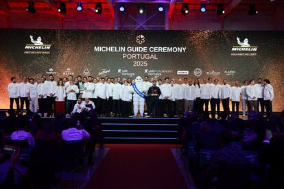 Foto de familia de los chefs premiados durante la Gala Michelin Portugal 2025, en Oporto.