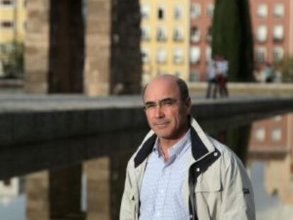El egiptólogo José Manuel Galán, frente al templo de Debod de Madrid.