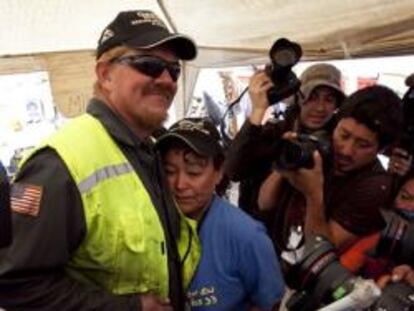 Isabel Segovia, hermana del minero atrapado Darío Segovia abraza al norteamericano Jeff Heart, operario de la máquina "Schramm T-130" después de la llegada del taladro a donde están los 33 mineros atrapados desde hace 64 días.