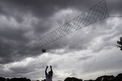 En los parques madrileños cualquier cancha sirve para practicar el 'ecuavoley'. Basta un balón de fútbol y tres personas por equipo. Apuestan todos: los jugadores, los espectadores y hasta el árbitro.